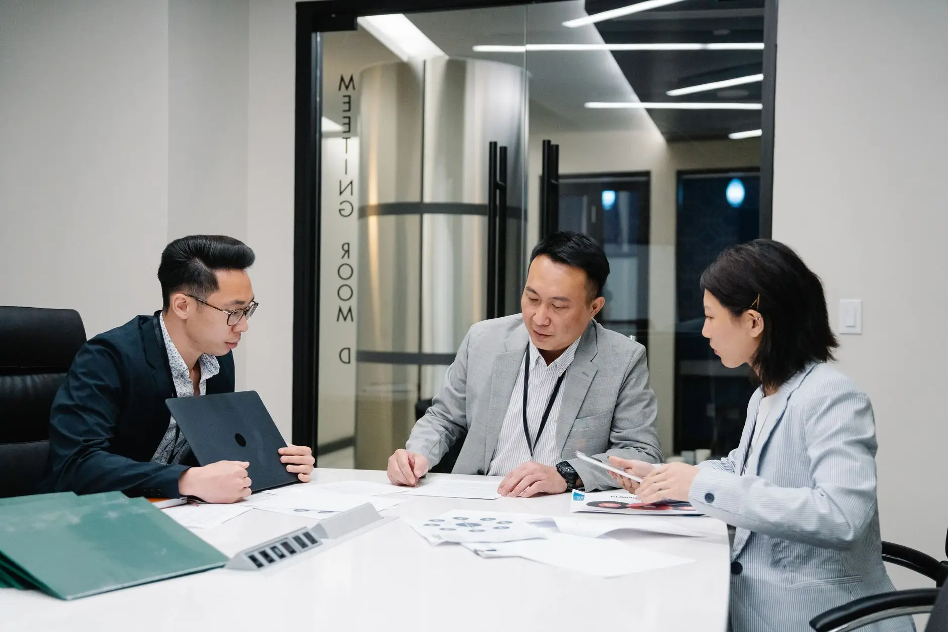 2025年教育科技行业新规解读:智慧教学设备合规要点分析